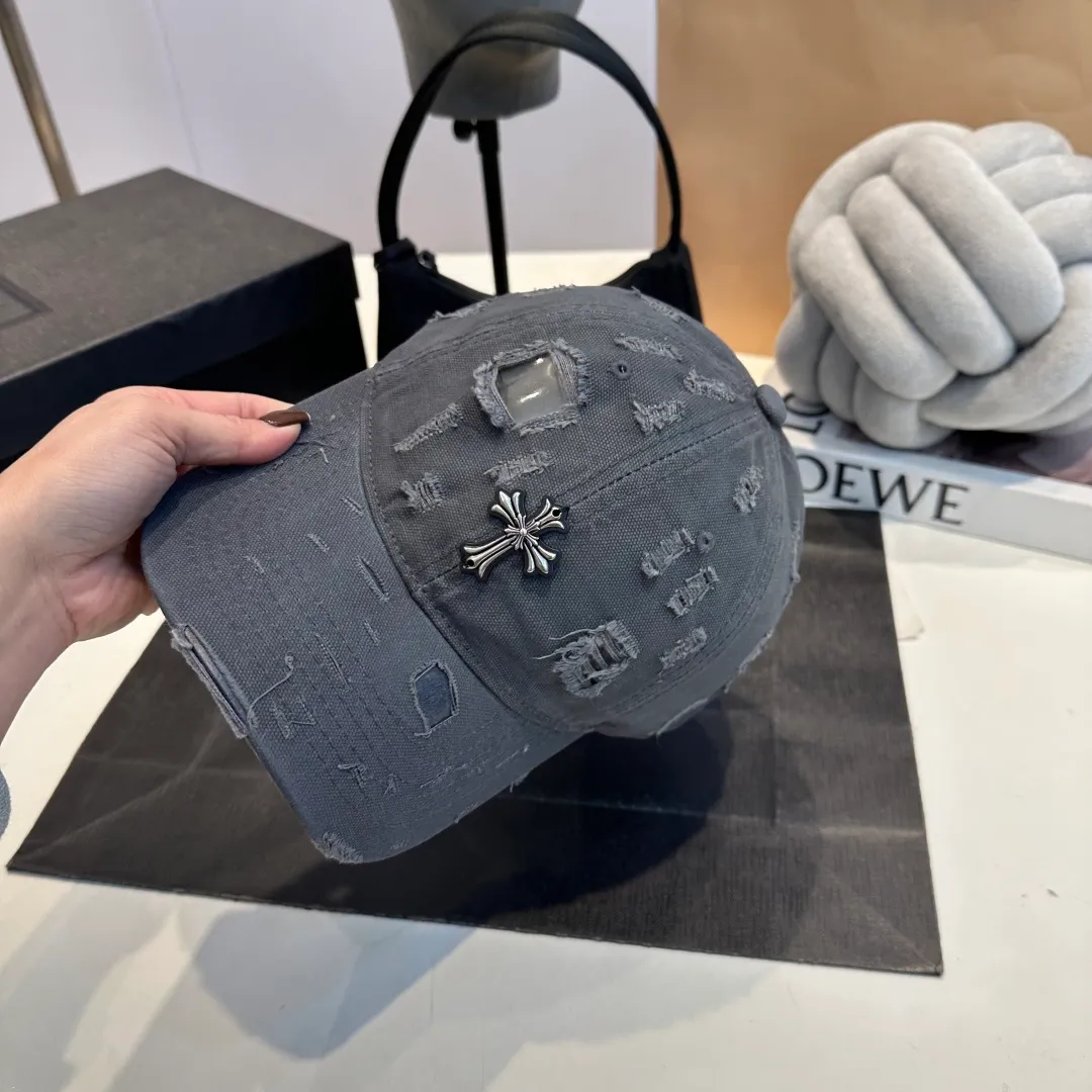 P60 Croxin's new ripped washed cotton baseball cap, a personalized and fashionable style, casual with a cool feel, the same style for men and women! Material: 100% cotton Head circumference: 56-58cm available